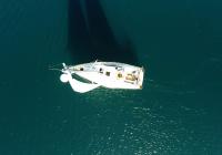 barcha a vela barca a vela dal cielo cima dell'albero vele yacht a vela